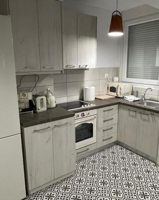 Family Apartment With Private Yard Next To Agios Dimitrios Church Солун Екстериор снимка