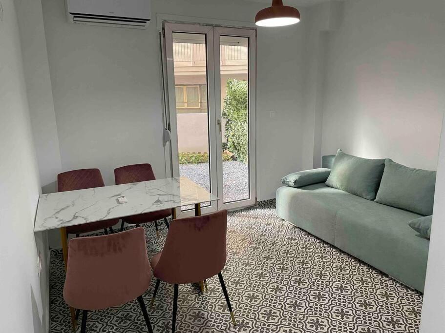 Family Apartment With Private Yard Next To Agios Dimitrios Church Солун Екстериор снимка